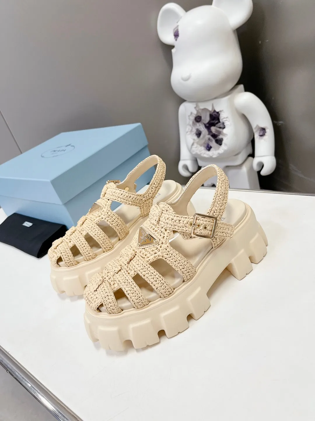 👟👟Ex-factory price 640👟👟 Straw 2023 exclusive version super hot🎊🎊🎊hot prada Prada cage shoes sawtooth Roman braided thick-soled rubber sandals retro fashionable and avant-garde gear teeth 55mm Thick-soled soles, the upper perfectly restores the original craftsmanship, and is made of purely hand-woven uppers. The cost is extremely high, making the whole pair of shoes light and comfortable, full of holiday feel, and bright colors 💐💐💐💐 to satisfy a variety of choices for fashionable people with different styles! The iconic metal triangle logo is paired with the shape of ancient beach sandals. Every design element is fashionable! Code number 35-40